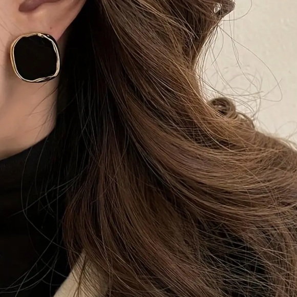 NWT Black Square Stud Earrings - Picture 6 of 8